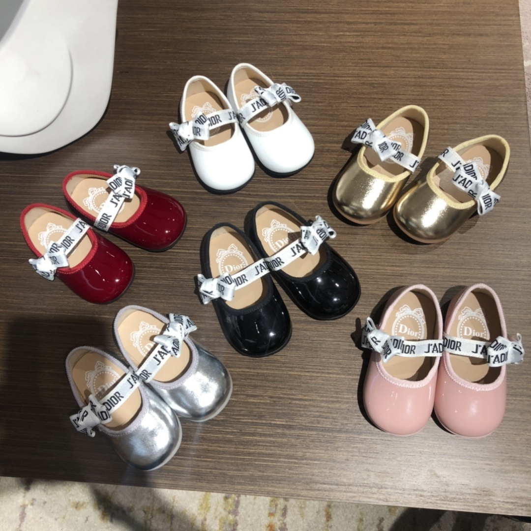 Children's shoes child